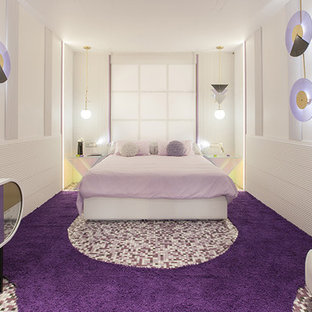 Foto de dormitorio exótico, extra grande, con paredes púrpuras y suelo violeta