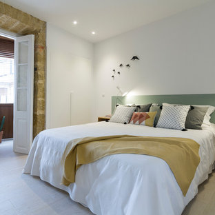 Imagen de dormitorio escandinavo con paredes blancas, suelo de madera clara y suelo beige