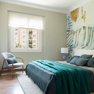 Imagen de dormitorio principal, actual, de tamaño medio, con suelo de madera en tonos medios, suelo marrón y paredes grises