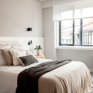Foto de dormitorio principal, contemporáneo, con moqueta, suelo gris y paredes grises