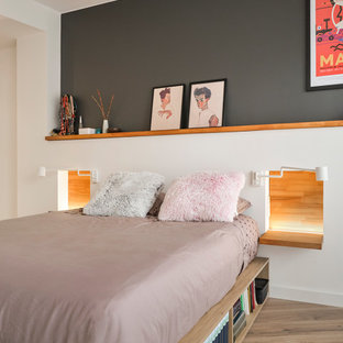 Modelo de dormitorio principal, escandinavo, grande, con paredes multicolor, suelo de madera en tonos medios y suelo marrón