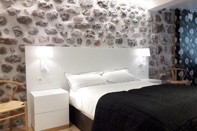 Foto de dormitorio principal rural de tamaño medio con suelo de madera clara y suelo beige
