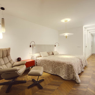 Diseño de dormitorio principal, actual, con paredes blancas y suelo de madera oscura