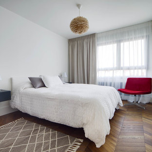 Diseño de dormitorio principal, contemporáneo, con paredes blancas