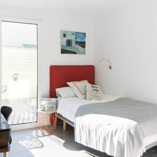 Foto de habitación de invitados contemporánea con paredes blancas y suelo gris