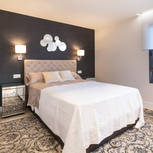 Imagen de dormitorio principal, contemporáneo, sin chimenea, con paredes negras y suelo beige