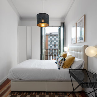 Imagen de dormitorio principal, actual, de tamaño medio, con paredes grises, suelo de baldosas de cerámica y suelo multicolor
