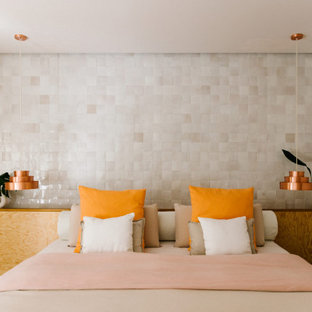 Foto de dormitorio actual con paredes blancas, suelo de madera en tonos medios y suelo marrón