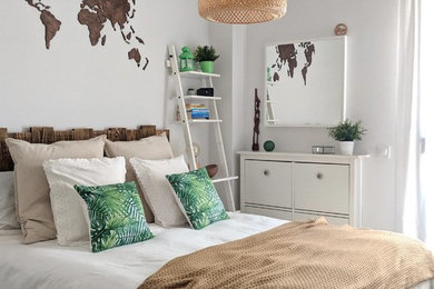 マドリードにある中くらいな北欧スタイルのおしゃれな主寝室 (白い壁、磁器タイルの床、暖炉なし、茶色い床) のインテリア