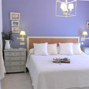 Ejemplo de dormitorio principal, tradicional, de tamaño medio, con paredes azules, suelo de mármol y suelo beige