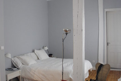 ビルバオにある小さなトランジショナルスタイルのおしゃれな主寝室 (白い壁、淡色無垢フローリング) のレイアウト