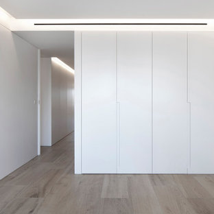 Foto de dormitorio moderno, grande, con paredes blancas y suelo de baldosas de cerámica