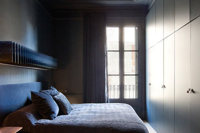 他の地域にあるコンテンポラリースタイルのおしゃれな主寝室 (青い壁)