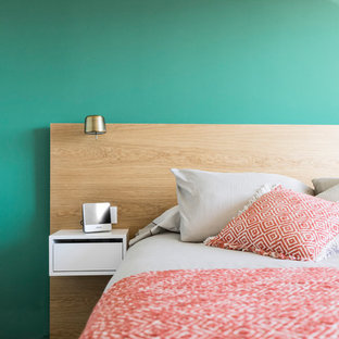 Modelo de dormitorio contemporáneo con paredes verdes