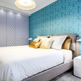 Imagen de dormitorio principal, actual, de tamaño medio, con paredes azules y suelo gris