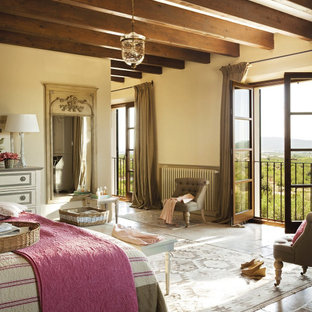 Diseño de dormitorio principal, campestre, con paredes beige, suelo marrón y suelo de piedra caliza