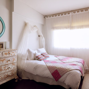 Diseño de dormitorio principal, campestre, de tamaño medio, sin chimenea, con paredes blancas y moqueta