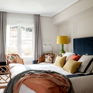 Modelo de dormitorio principal, tradicional renovado, de tamaño medio, con paredes beige