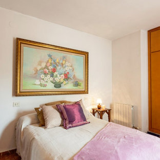 Modelo de dormitorio principal, rústico, de tamaño medio, con paredes beige y suelo de mármol