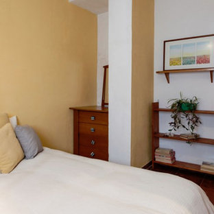 Ejemplo de habitación de invitados rústica, de tamaño medio, con paredes beige, suelo marrón y suelo de mármol