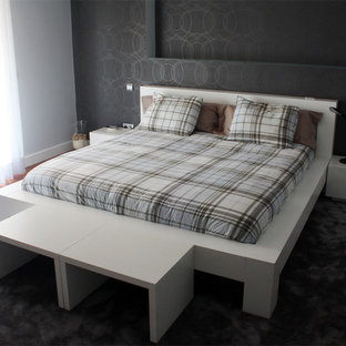 Imagen de dormitorio principal, moderno, con paredes grises, suelo de madera oscura y suelo rojo