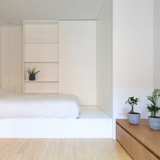Foto de dormitorio tipo loft, nórdico, pequeño, con paredes blancas y suelo de bambú