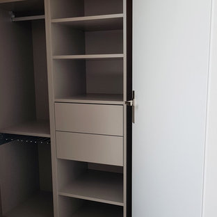 Ispirazione per un piccolo armadio o armadio a muro unisex chic con pavimento in linoleum e pavimento marrone