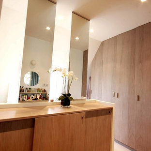 Foto de vestidor unisex, minimalista, pequeño, con armarios abiertos, puertas de armario grises, moqueta y suelo blanco