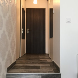 Imagen de armario vestidor unisex, contemporáneo, pequeño, con armarios con paneles lisos, puertas de armario blancas, suelo de baldosas de cerámica y suelo gris