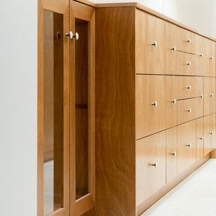 Foto de vestidor unisex, clásico renovado, grande, con armarios con rebordes decorativos, puertas de armario rojas, suelo de baldosas de cerámica y suelo beige
