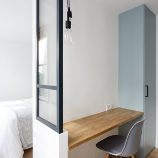 Idéer för att renovera ett litet minimalistiskt omklädningsrum för könsneutrala, med släta luckor, blå skåp, ljust trägolv och beiget golv