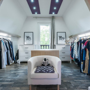 Exemple d'un dressing room éclectique neutre.