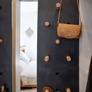 Idee per un piccolo spazio per vestirsi unisex industriale con ante a persiana, ante in legno chiaro, parquet chiaro e pavimento beige