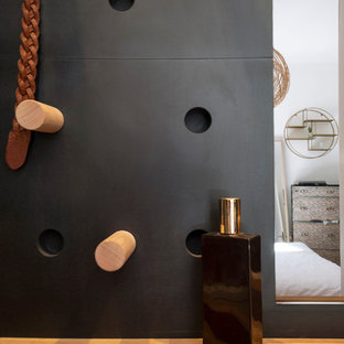 Idee per un piccolo spazio per vestirsi unisex industriale con ante a persiana, ante in legno chiaro, parquet chiaro e pavimento beige