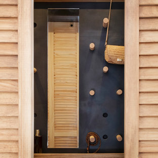 Foto di un piccolo spazio per vestirsi unisex industriale con ante a persiana, ante in legno chiaro, parquet chiaro e pavimento beige