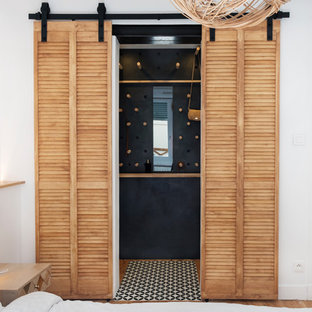 Inspiration för små industriella omklädningsrum för könsneutrala, med luckor med lamellpanel, skåp i ljust trä, ljust trägolv och beiget golv