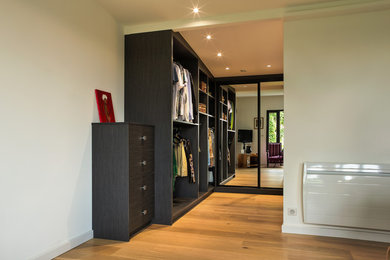 Inspiration for a contemporary closet remodel in Brest