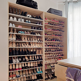 Idées déco pour un dressing room contemporain de taille moyenne pour une femme avec un placard sans porte, des portes de placard en bois clair et un sol en bois clair.