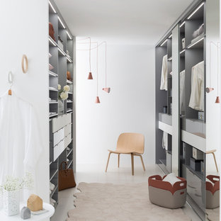 Cette photo montre un grand dressing room scandinave neutre avec un placard sans porte et des portes de placard grises.