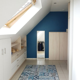 Idee per uno spazio per vestirsi unisex nordico di medie dimensioni con ante con riquadro incassato, ante in legno chiaro, pavimento con piastrelle in ceramica e pavimento beige
