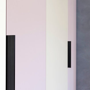Imagen de armario vestidor de mujer, contemporáneo, de tamaño medio, con armarios con rebordes decorativos, puertas de armario beige y suelo de madera clara