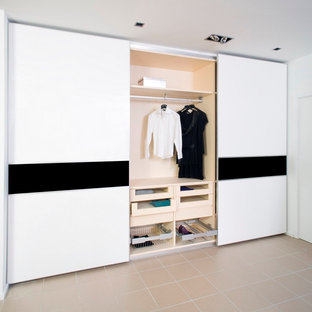 Foto de armario unisex, moderno, de tamaño medio, con puertas de armario blancas y suelo de baldosas de cerámica