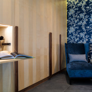 Idee per un grande armadio o armadio a muro unisex etnico con ante con riquadro incassato, ante in legno chiaro, pavimento con piastrelle in ceramica e pavimento grigio