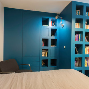 Foto de armario y vestidor de hombre, moderno, con puertas de armario azules y suelo de madera clara