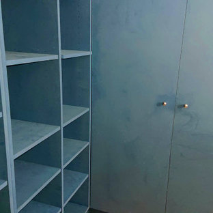 Foto de armario unisex, minimalista, grande, con armarios con rebordes decorativos y puertas de armario azules