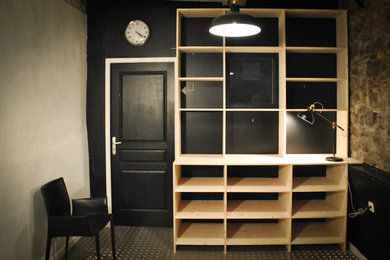 Diseño de armario y vestidor escandinavo de tamaño medio con armarios abiertos y puertas de armario de madera clara