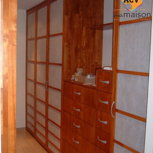 Ispirazione per una cabina armadio unisex country con ante in legno scuro