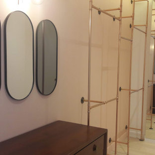 Ispirazione per una cabina armadio per donna industriale di medie dimensioni con nessun'anta, parquet chiaro e pavimento beige