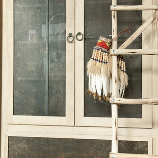 Idée de décoration pour un dressing et rangement sud-ouest américain.