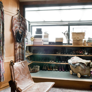 Réalisation d'un dressing room bohème de taille moyenne pour une femme avec un placard sans porte et moquette.